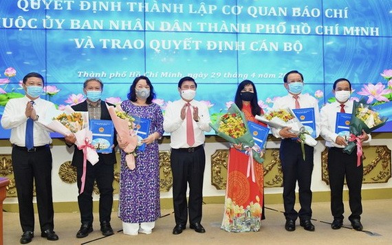 市人委會主席阮成鋒（中）向直屬市人委會的新聞媒體機關領導頒授人事委任《決定》。（圖源：越勇）