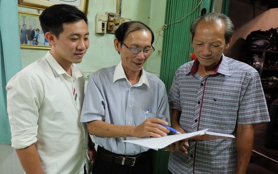 黃海(中)向守德市鈴東坊第五街區居民宣傳選舉工作。