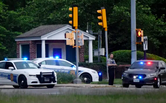 美國聯邦調查局（FBI）稱，至少一名探員在中央情報局（CIA）總部外開槍打傷一名攜帶武器的男子，結束了3日長達數小時的對峙。（圖源：AFP）