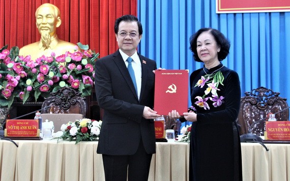 中央組織部長張氏梅(右)向黎鴻光同志(左)頒發黨中央政治局調動與分工出任2020-2025年任期安江省委書記職務《決定》。(圖源:越通社)