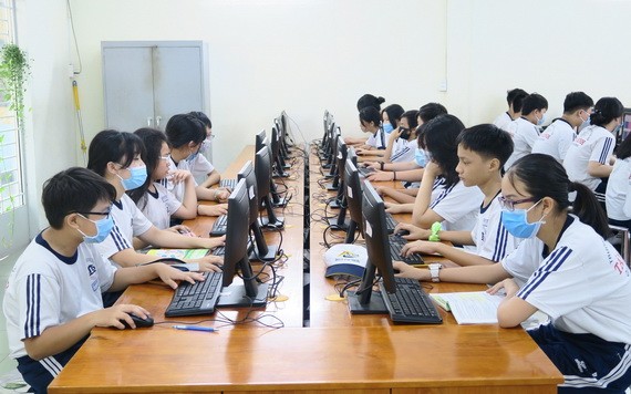 學生在上信息學課程。(圖源:秋心)