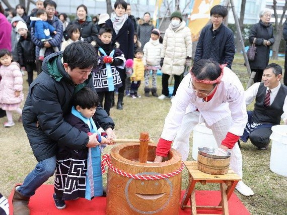 5月5日是日本兒童節。資料圖片顯示,日本兒童節有掛鯉魚旗的風俗,祈願孩子出人頭地。 (圖源:AFP)