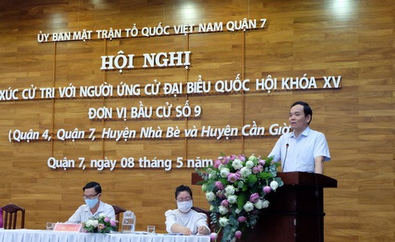 海防市委書記、原本市市委常務副書記陳留光在講台上闡述自身的行動計劃。（圖源：秋紅）