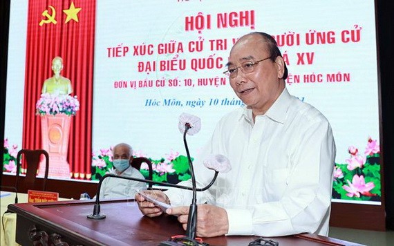 阮春福和阮善仁同志與選民接觸