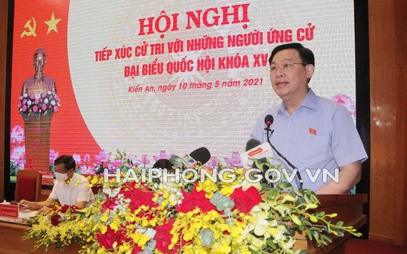 國會主席王廷惠在選民接觸會上介紹自己的行動計劃。(圖源:海防市新聞網)
