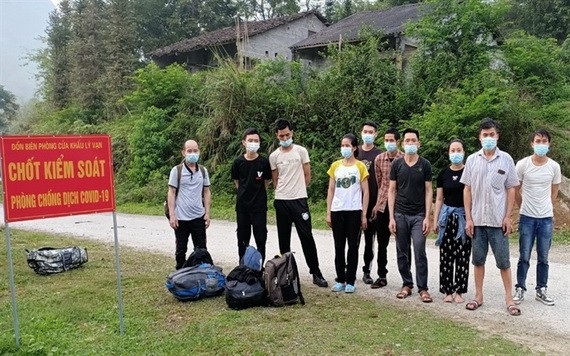 10名非法入境者被萬里口岸邊防哨所部隊查獲並送去集中隔離。（圖源：世松）