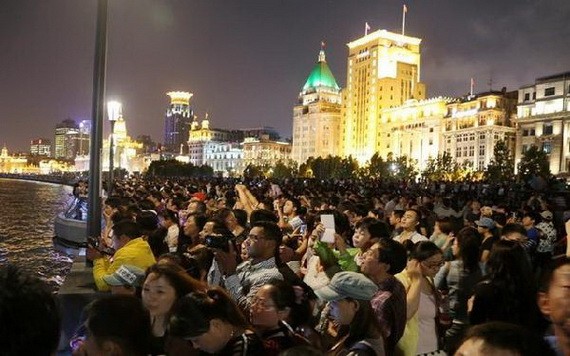 圖為2017年5月1日,上海外灘,遊客們在觀賞夜景。(圖源:互聯網)