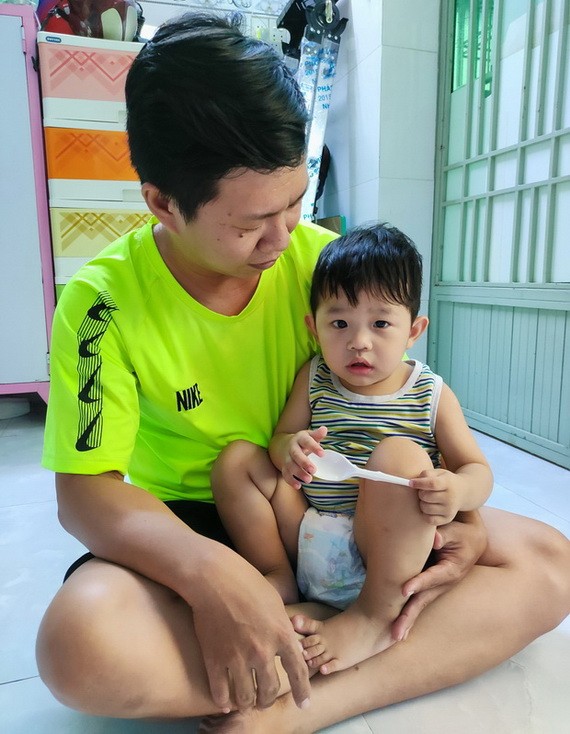 王鍾源抱著患癌症的幼兒家安。