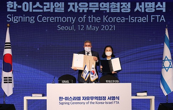 韓國產業通商資源部通商交涉本部長俞明希（右）12日在首爾樂天酒店同以色列經濟與產業部部長阿米爾·佩雷茨（Amir Peretz）舉行了韓以自貿協定簽署儀式。（圖源：韓國產業通商資源部）