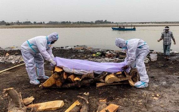 死者親屬在恆河邊準備火化遺體。（圖源：路透社）