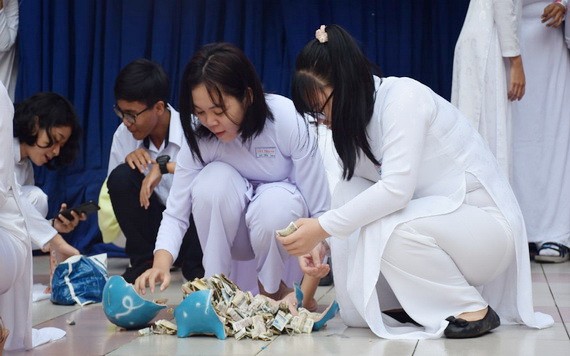 西盛高中學校的撲滿打破盛會。