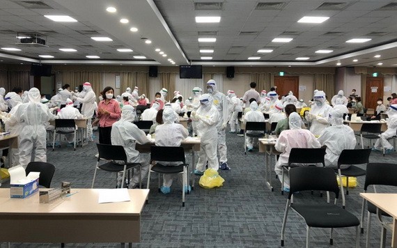 醫護人員隊伍為北寧省三星電子廠全體工人員工進行採樣測試。(圖源:人民報)