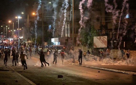 巴以衝突期間,加沙地區的建築群上空生起陣陣爆炸過後的煙霧。(圖源:新華社)