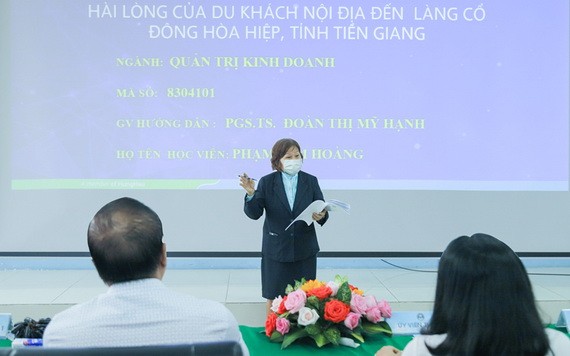 范金凰大娘在論文答辯會上闡述論文中的主要內容。(圖源:懷峰)