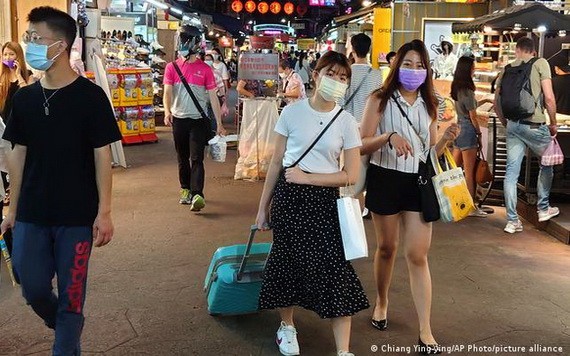 台北及新北進入第三級警戒,民眾外出需全程戴口罩。(圖源:AP)