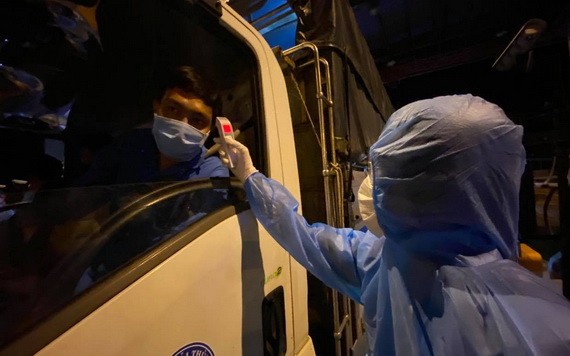 醫護人員給司機量體溫。(圖源:自忠)