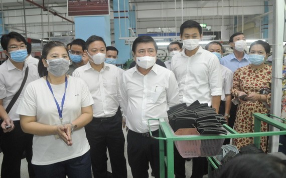 市人委會主席阮成鋒(中)檢查企業防疫工作。(圖源:高昇)