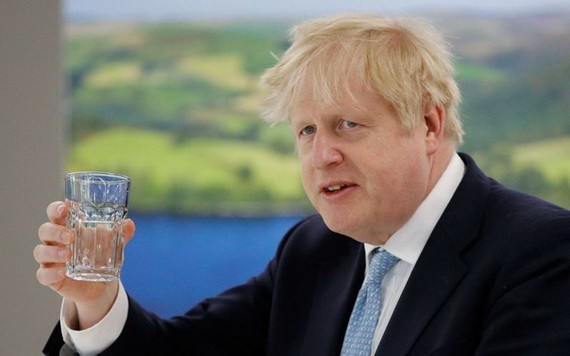 新冠肺炎疫情持續肆虐,英國首相約翰遜卻只承諾為醫護人員加薪1%。(圖源:AFP)