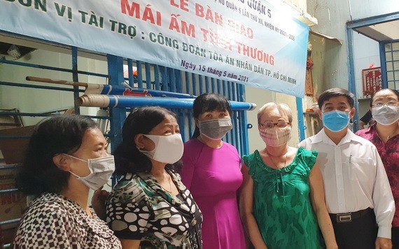 兩個華人家庭獲贈送溫情屋