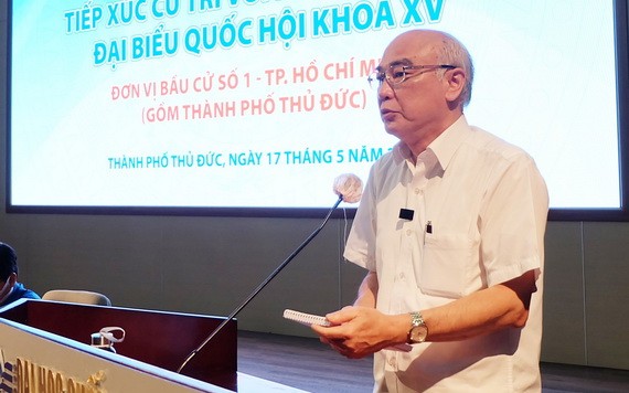 市委宣教處主任潘阮如奎在接觸會上回答選民的提問。（圖源：秋紅）