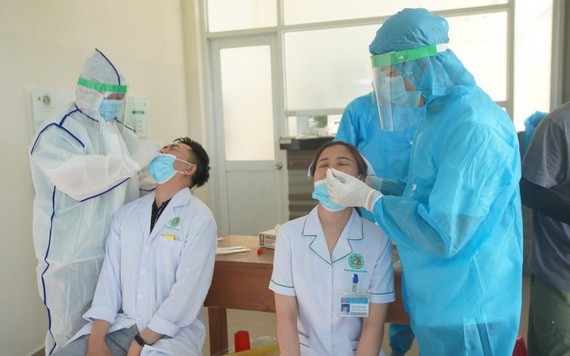 第二郡醫院醫護人員接受採樣檢測。（圖源：春平）