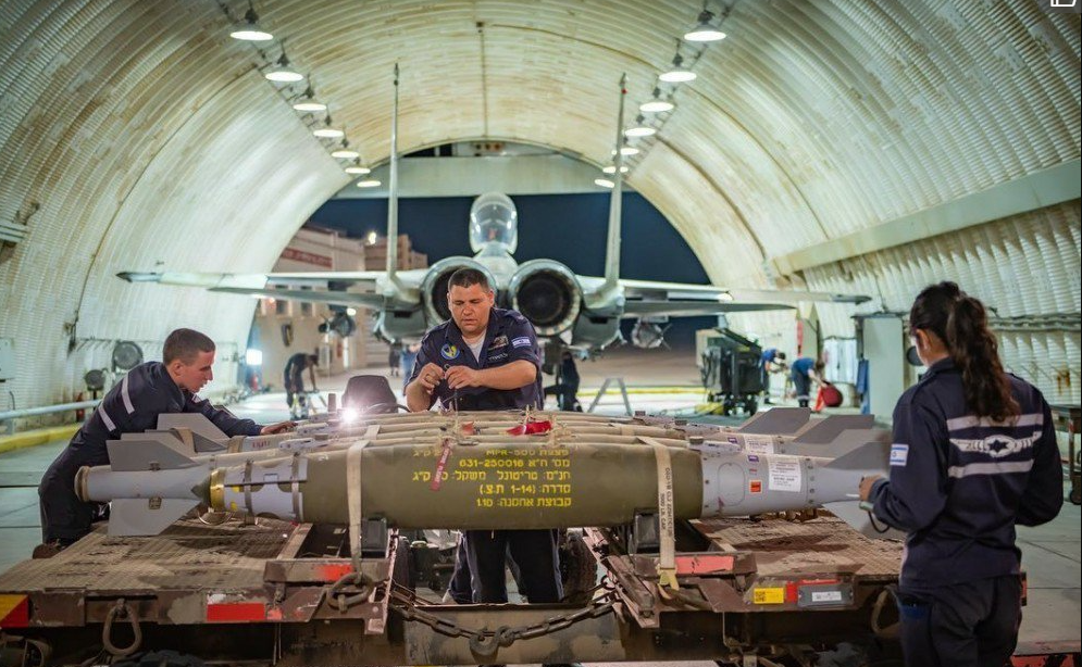 以色列空軍F-15I戰機加掛JDAM精確製導彈藥轟炸加沙。(圖源:互聯網)