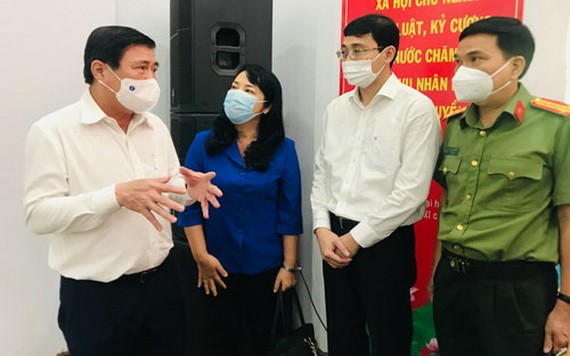 候選人阮成鋒（左）、陳金燕（左二）、阮仕光（右）與第一郡選民接觸。