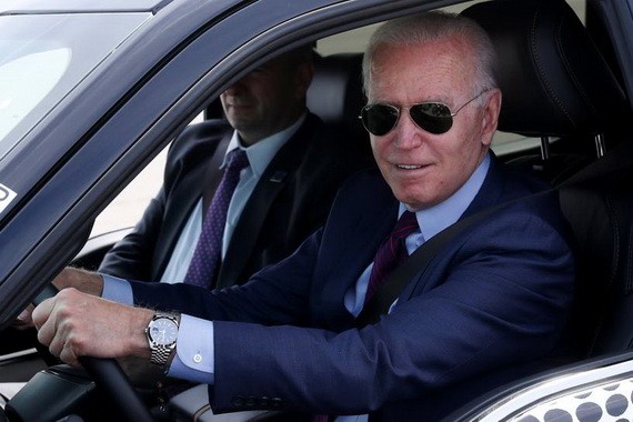 2021年5月18日，美國密歇根州，美國總統拜登造訪福特汽車迪爾伯恩電動車工廠，並試駕福特F-150皮卡。（圖源：路透社）