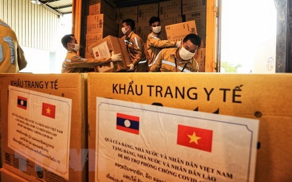 內牌機場工作人員將防疫物資裝機運往老撾，支持老撾人民抵抗疫情。（圖源：越通社）