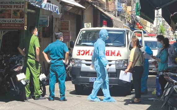 職能力量封鎖患者住所巷道以進行採檢。