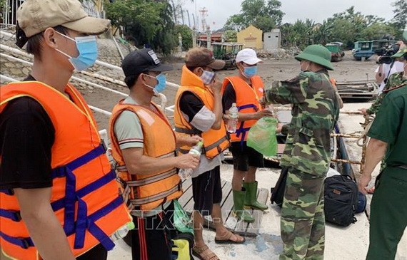 海上遇險的船員獲救並被送上岸安全無恙。（圖源：越通社）