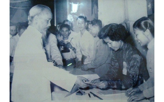 1960年5月8日,胡志明主席接過第二屆國會代表與各級人民議會代表的選舉票。