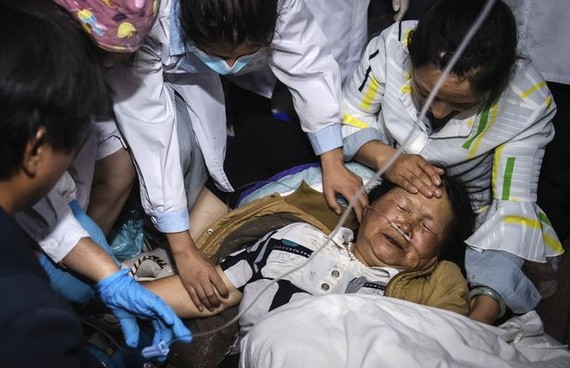 醫護人員對受災群眾進行心理疏導。（圖源：新華社）