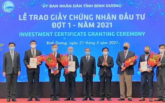 平陽省領導向五家外企頒發投資許可證。（工商報）