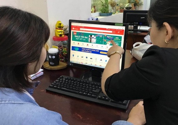 消費者在電子商務平台購物。
