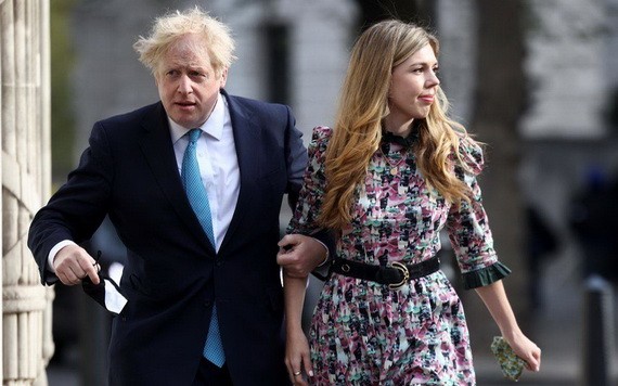 英國首相約翰遜與其未婚妻西蒙茲。(圖源:Getty Images)