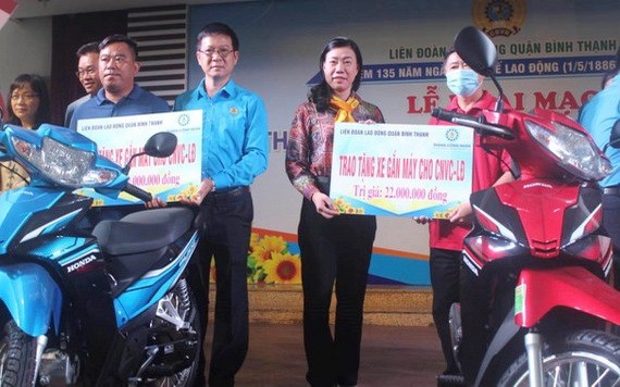 平盛郡勞動聯團向勞工贈送摩托車。