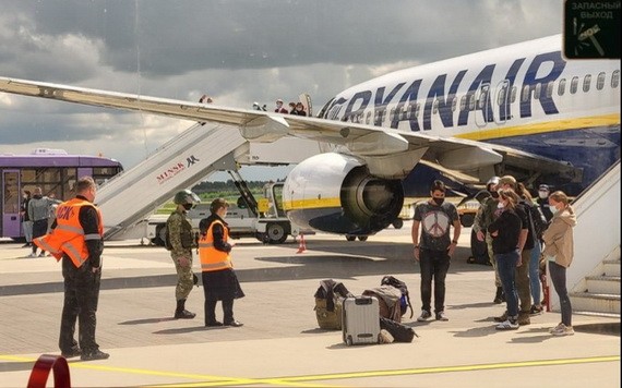 涉事客機降落後，乘客落機接受檢查。（圖源：Nexta）