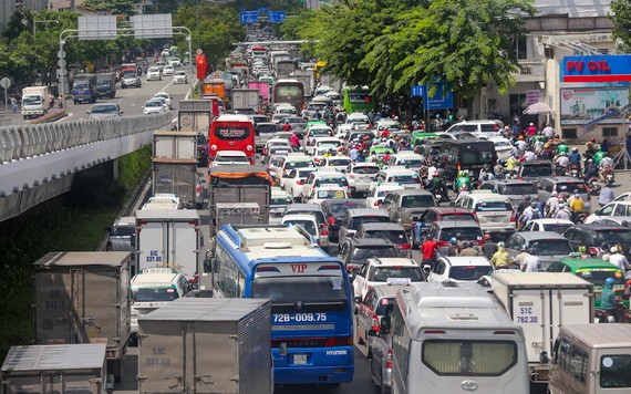 新山一機場外圍街道經常發生堵車情況。