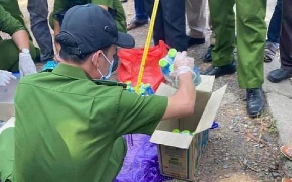 職能力量搜查阮氏水所攜帶的物品。（圖源：警方提供）