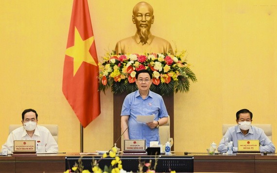 國會主席王廷惠(中)主持會議。(圖源:VOV)