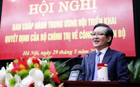 越南農民會常務副主席梁國團在會上發言。(圖源:越通社)