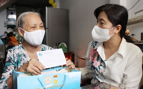 市婦聯會主席阮陳芳珍向窮困婦女贈送禮物。