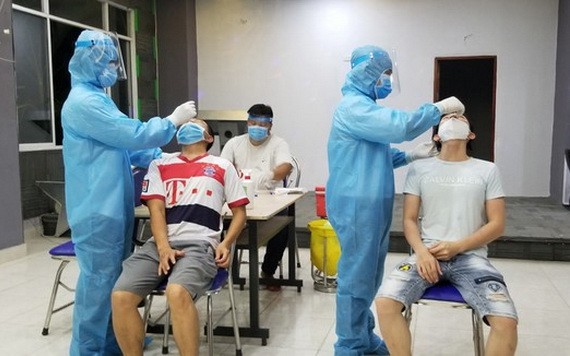 新順出口加工區的工人接受新冠病毒檢測。 