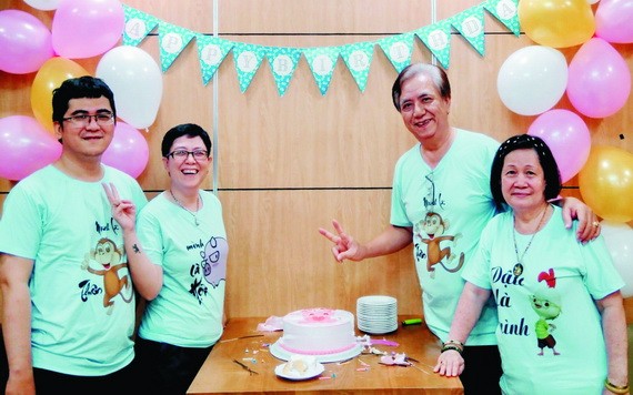 朱杞文一家４口穿上同款的家庭T恤慶祝女兒日。