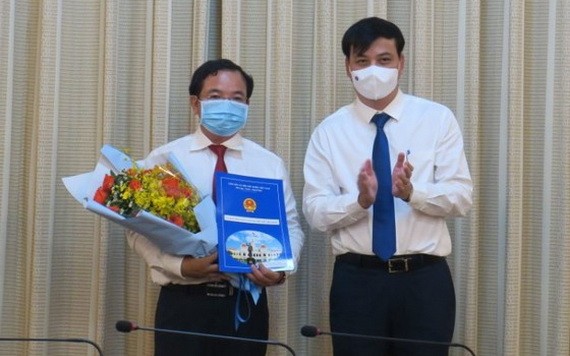 市人委會副主席黎和平（右）向黎國俊同志頒授人事委任《決定》。（圖源：梅花）