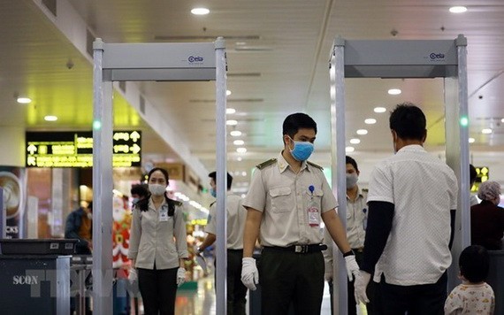 航空安寧人員在內牌機場安檢區監察乘客。（圖源：越通社）