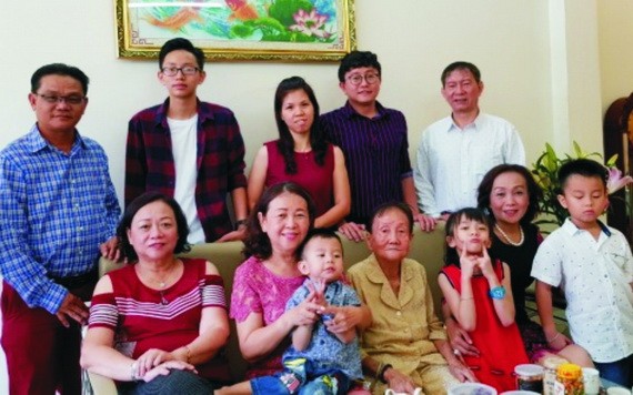 李梅英(前座右二)與家人合照。