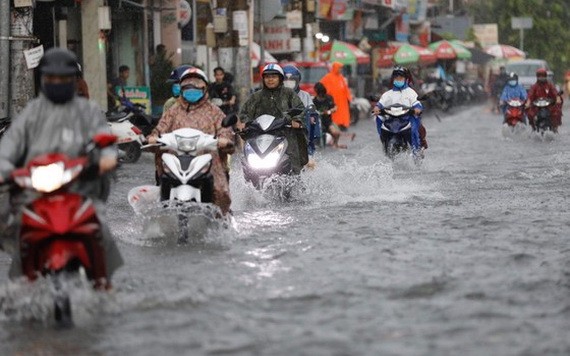 上月底出現的全天降雨導致守德市多條街道受淹。
