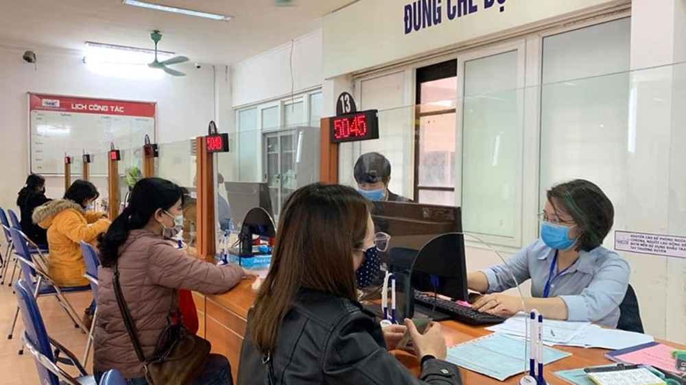 失業者在社會保險機關辦理失業金領取手續。(示意圖源:秋姮)